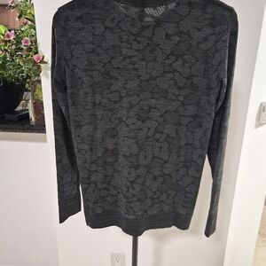 Lululemon Black Camo Patterned Sweat Wicking Long Sleeve Size 6
